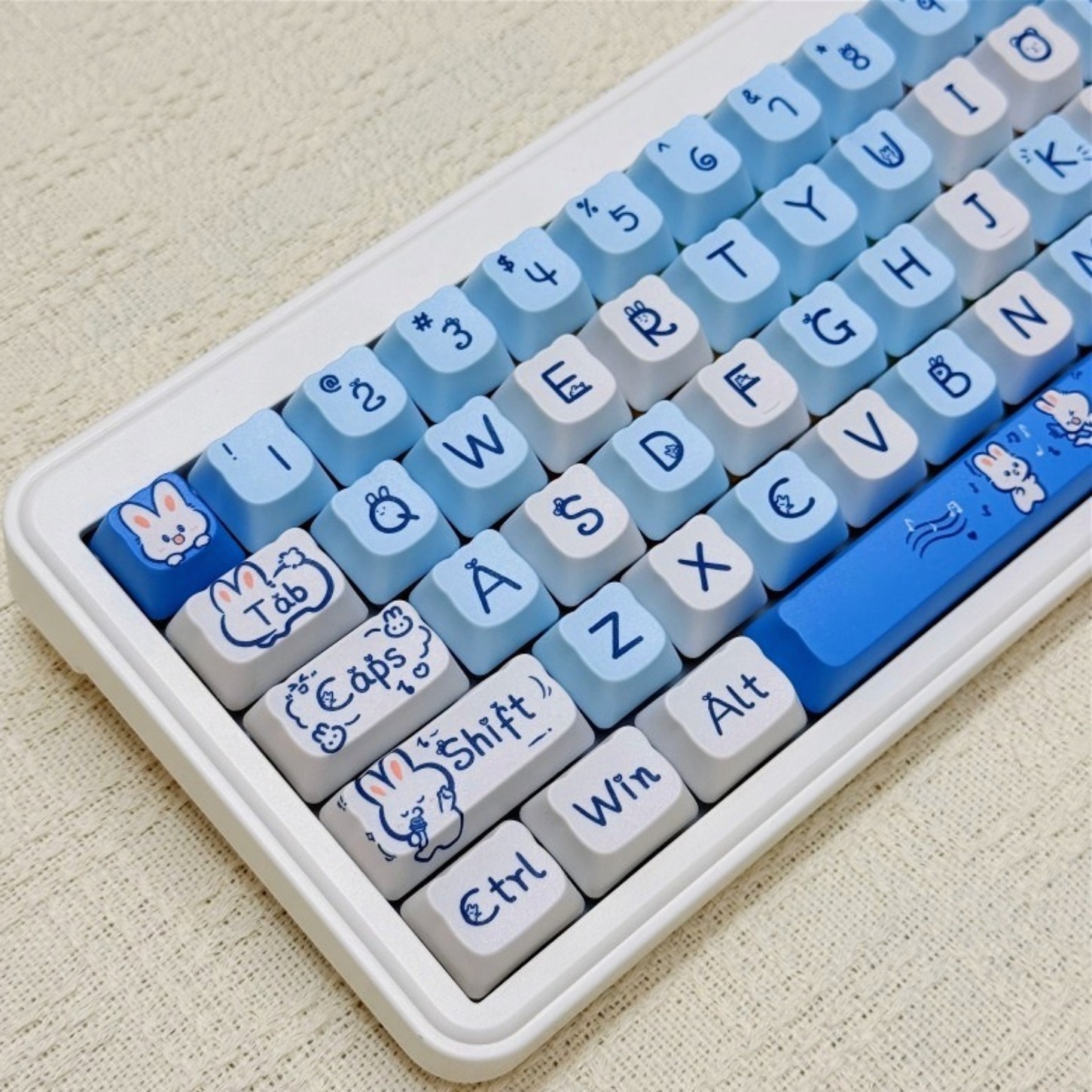 かわいい青いウサギのキーキャップ 124 キー MOA プロ - Keyboard Gaming Blue Switch のレビューと価格